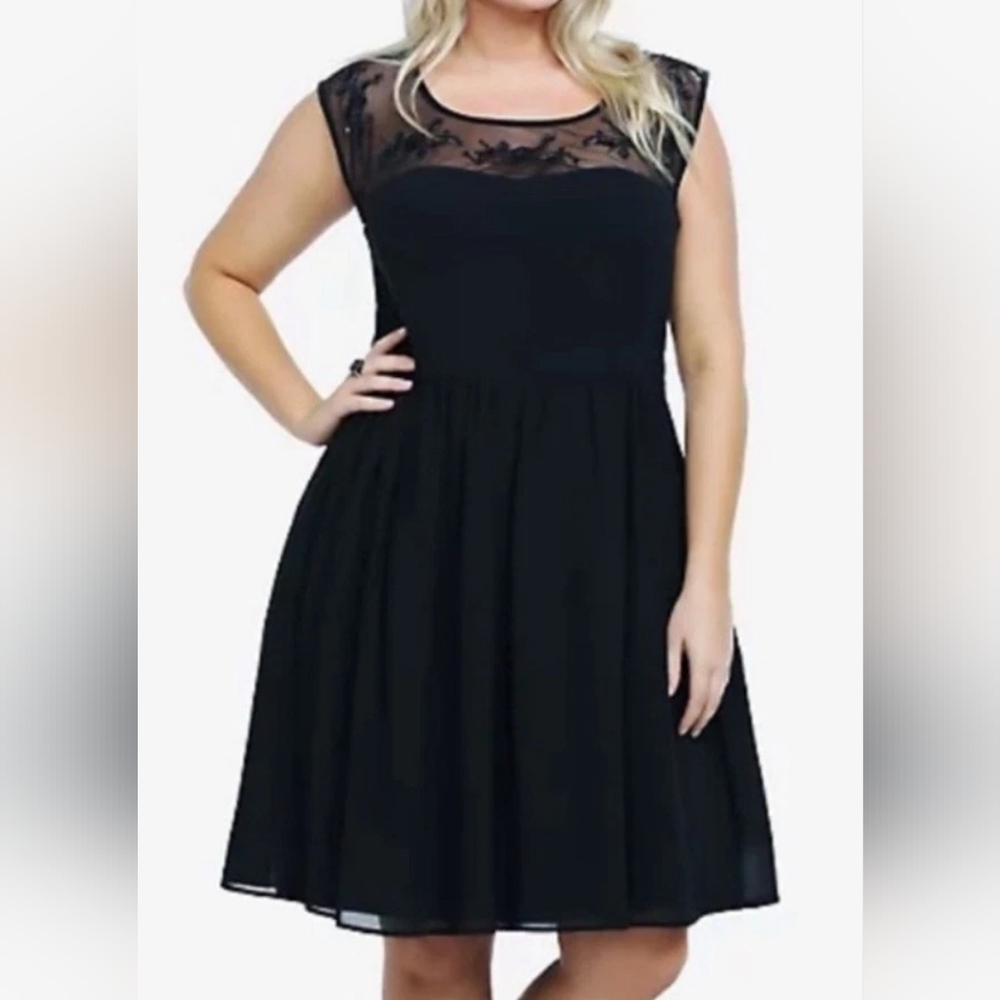 Torrid Floral Mesh Embroidered Illusion Special Occasion Dress- Size 26